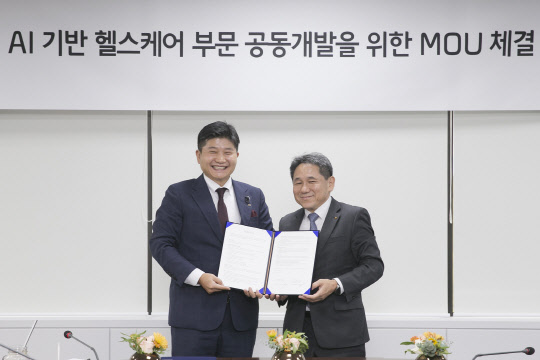 KT는 바디프랜드와 4일 서울 도곡동 바디프랜드 본사에서 'AI 기술 기반의 IoT 플랫폼 구축 및 AI 헬스케어 서비스 개발'을 위한 업무협약을 체결했다. 이필재 KT 마케팅부문장(오른쪽)과 박상현 바디프랜드 대표이사가 기념촬영을 하고 있다. KT 제공